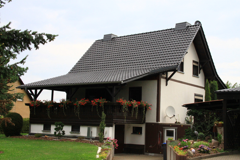 Wohnhaus in Golzern mit neuem dunklem Ziegeldach